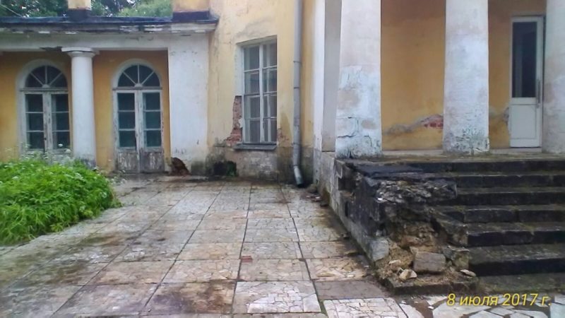 разрушение портика храма